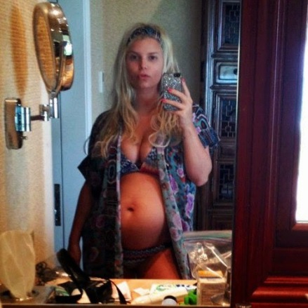 Scientists Link Selfies To Narcissism, Addiction & Mental Illness - The Pregnant Belly Selfie (Send this to your family and friends, not the entire Internet.)